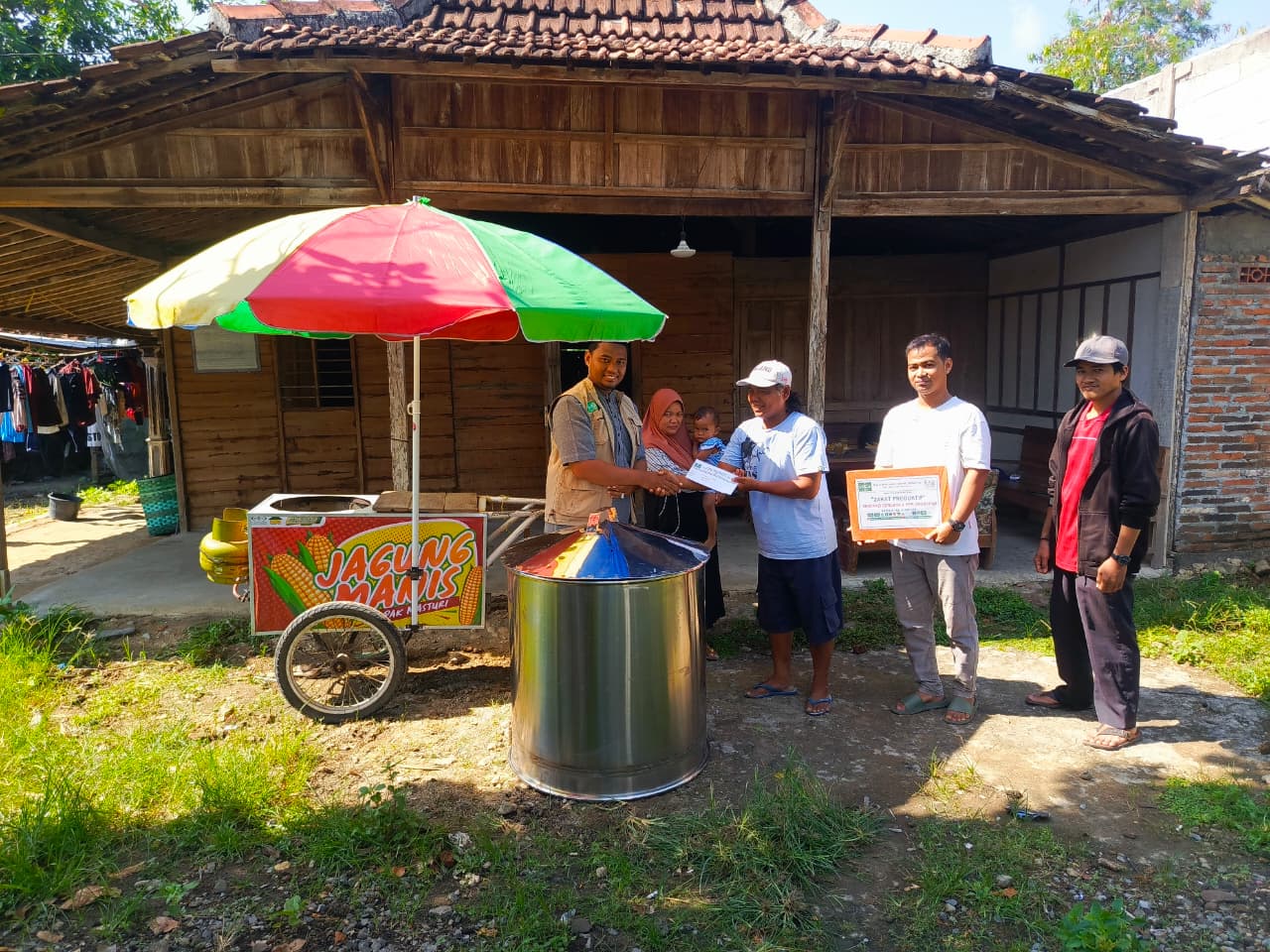 Bantu Kembangkan Usaha Jagung Manis Rebus, NU Care-LAZISNU Winong Serahkan Zakat Produktif kepada Bapak Masturi Warga Blingijati