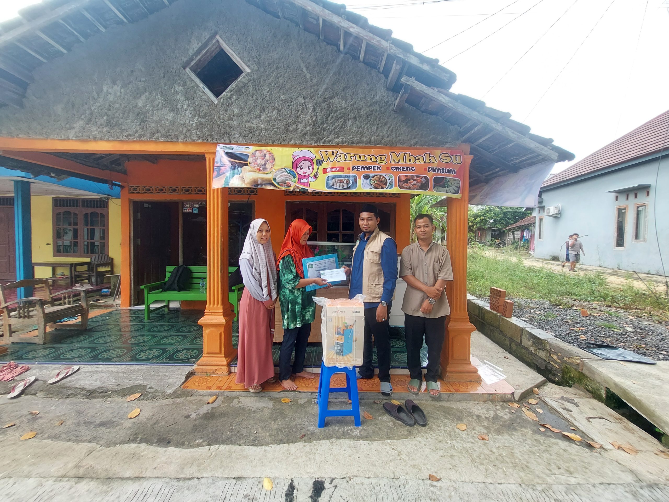 LAZISNU Winong Salurkan Zakat Produktif untuk Dukung Usaha Kuliner Ibu Suwarni di Desa Gunung Panti